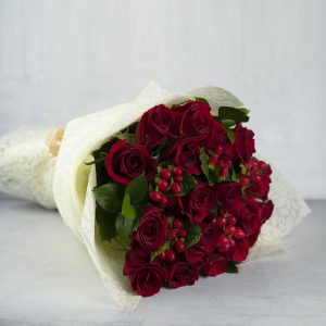 red roses hypericum bouquet